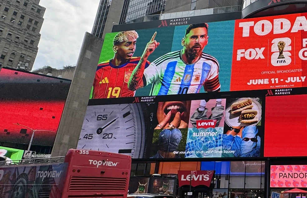 Lamine Yamal em anúncio na Times Square