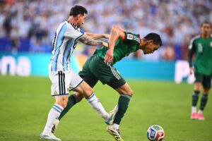 Messi dá uma solada em Mandi, expulsão de Messi questionada