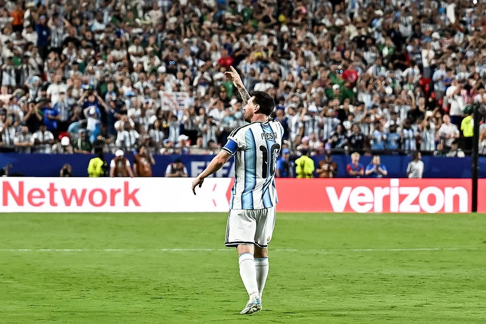 Messi comemorando — Cartola da Copa