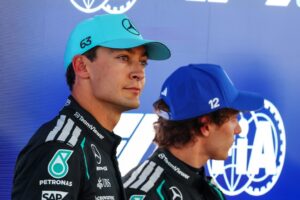 Pole de Russell em Barcelona: George Russell celebra após a classificação
