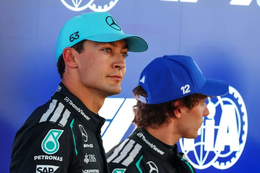 Pole de Russell em Barcelona: George Russell celebra após a classificação
