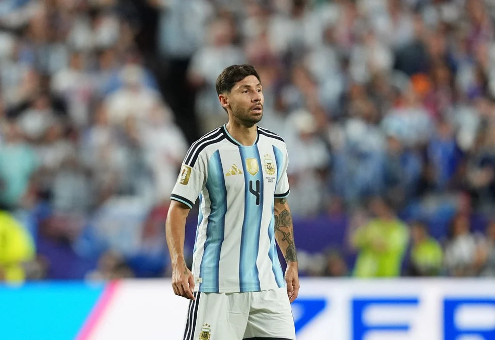 Gonzalo Montiel em campo pela Argentina durante a estreia — Gonzalo Montiel