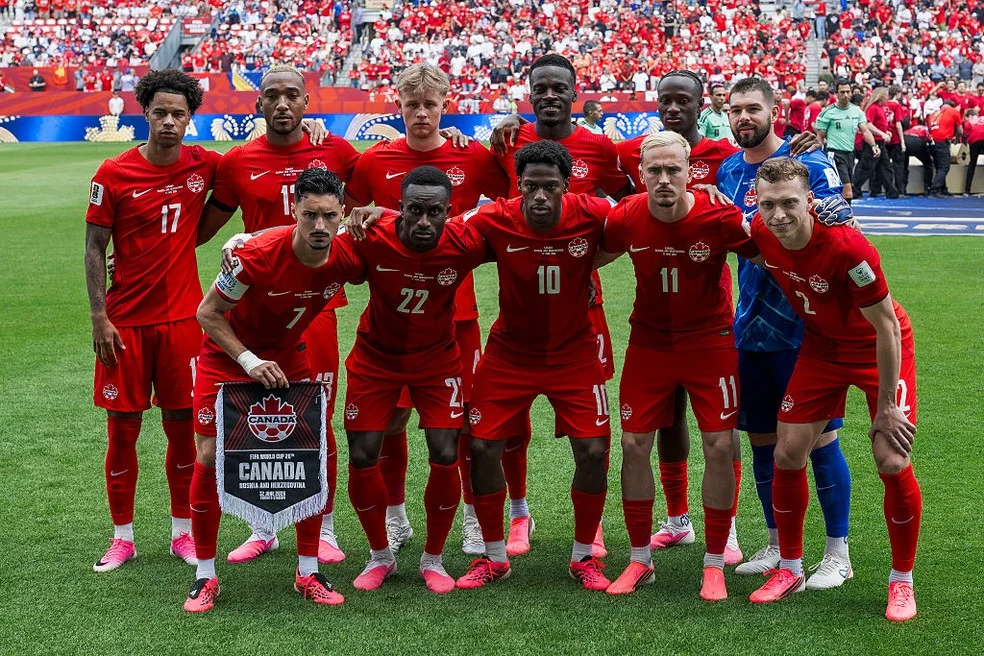 Seleção canadense em ação; debate sobre abusos online