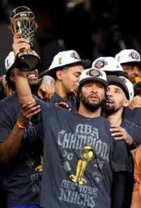 Jalen Brunson MVP celebra com o troféu — Gregory Shamus/Getty Images