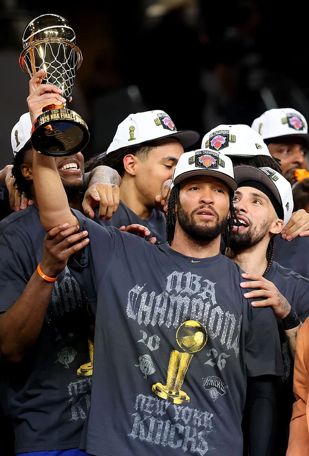 Jalen Brunson MVP celebra com o troféu — Gregory Shamus/Getty Images
