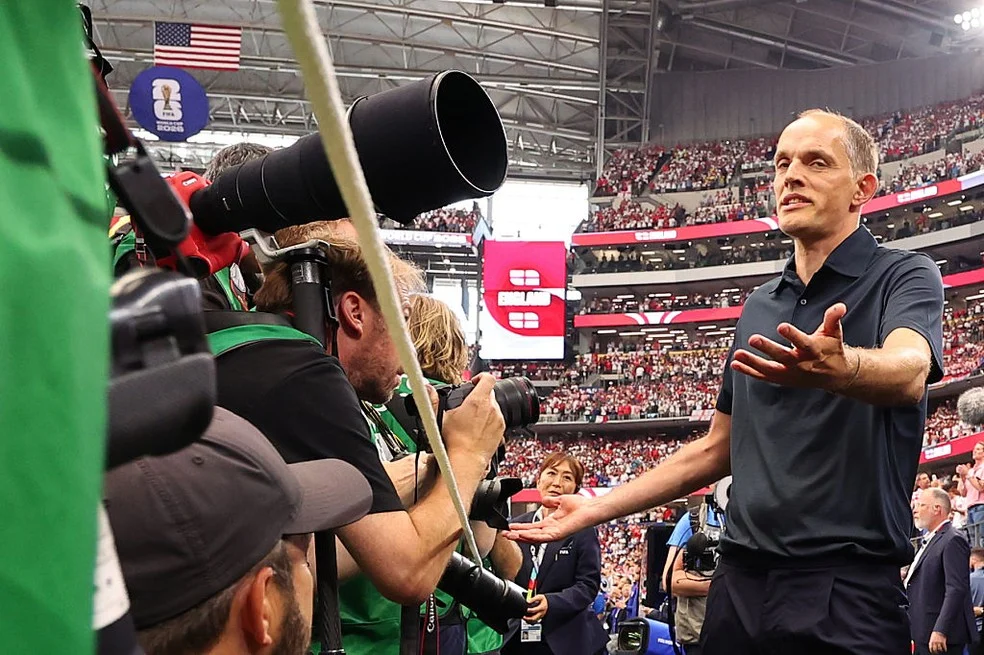 Thomas Tuchel cercado por fotógrafos durante o hino na Copa