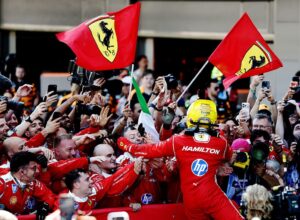 Lewis Hamilton celebra vitória no GP de Barcelona