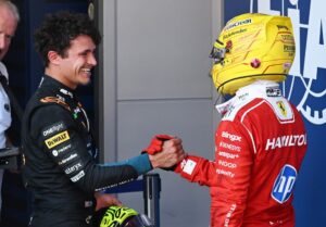Lando Norris cumprimenta Lewis Hamilton em Barcelona
