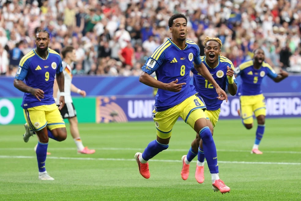 Livano Comenencia comemora gol de Curaçao contra a Alemanha