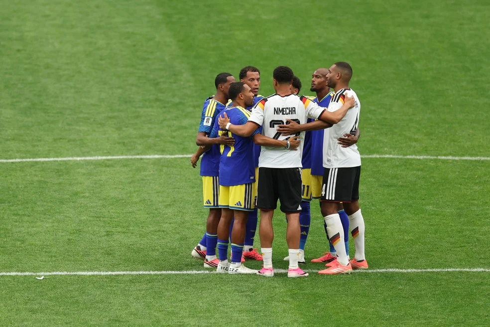 Jogadores de Alemanha e Curaçao se juntam para oração — liberdade de religião