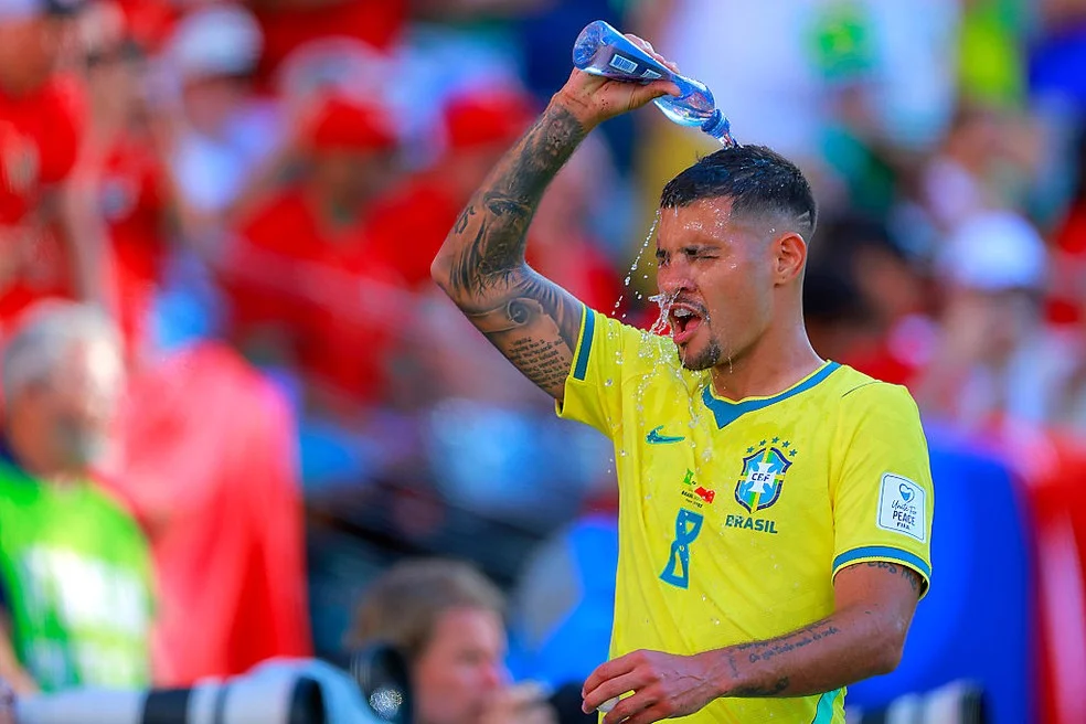 Bruno Guimarães se refresca com colete de gelo durante jogo — calor na Copa