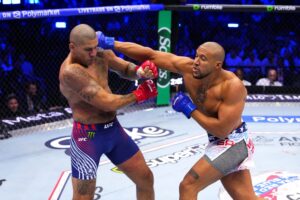 Jon Jones exibindo pingente de bode após derrota de Poatan