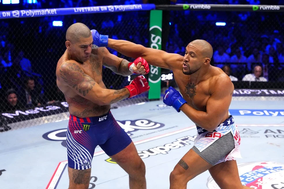 Jon Jones exibindo pingente de bode após derrota de Poatan