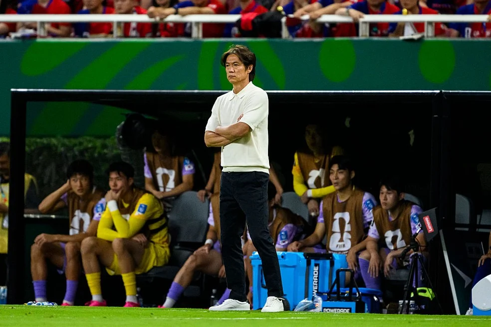 Técnico Hong Myung-bo da Coreia do Sul durante jogo — Coreia do Sul