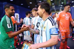 Mahrez e Messi antes de Argentina x Argélia — Hat-trick de Messi