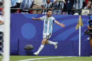 Rugas de Messi em close enquanto comemora gol