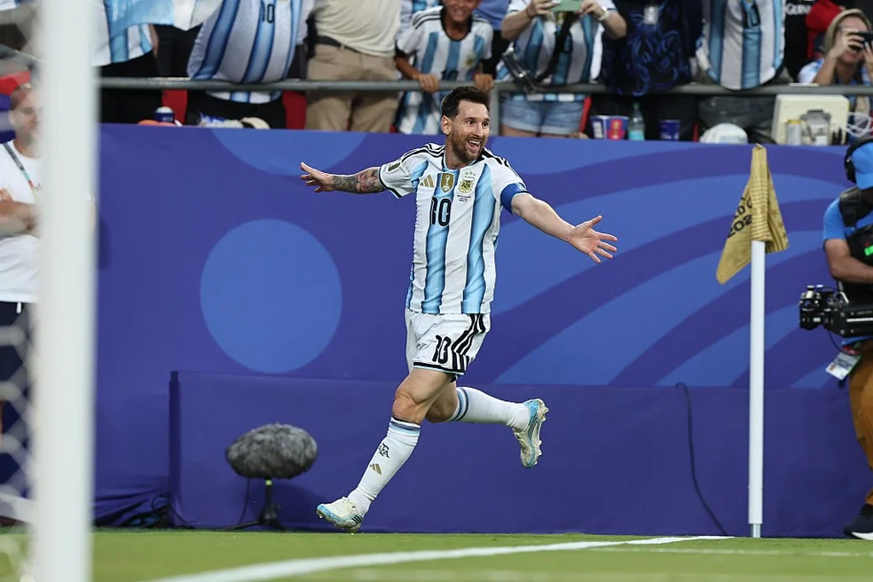 Rugas de Messi em close enquanto comemora gol
