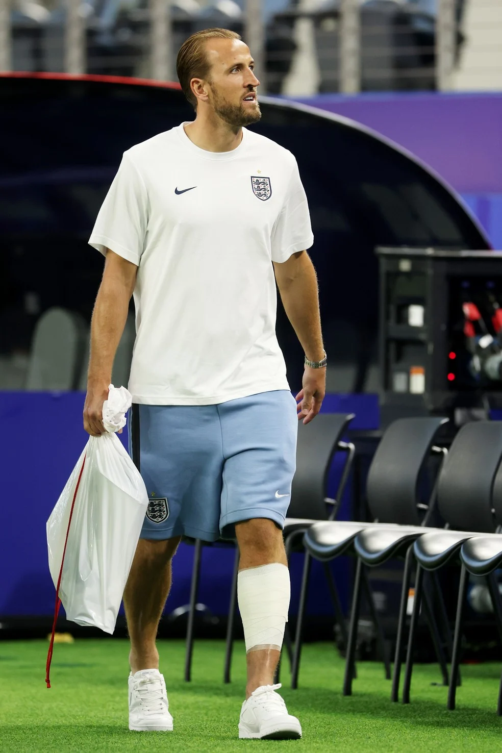 Harry Kane com atadura na perna após partida