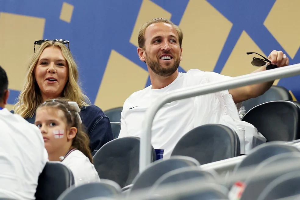 Harry Kane ao lado da esposa — acesso de WAGs