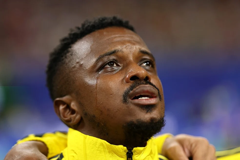 Teboho Mokoena chora durante execução do hino nacional da África do Sul