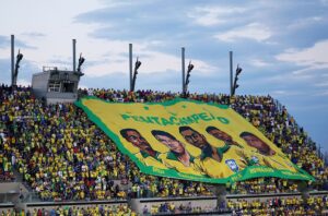 Torcida no estádio e música do penta
