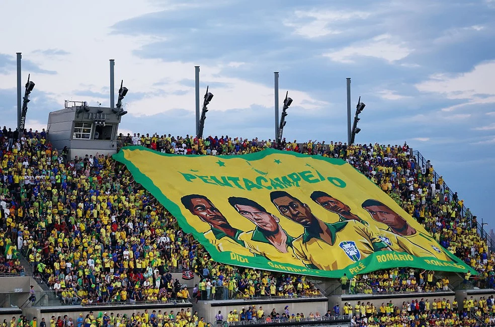 Torcida no estádio e música do penta