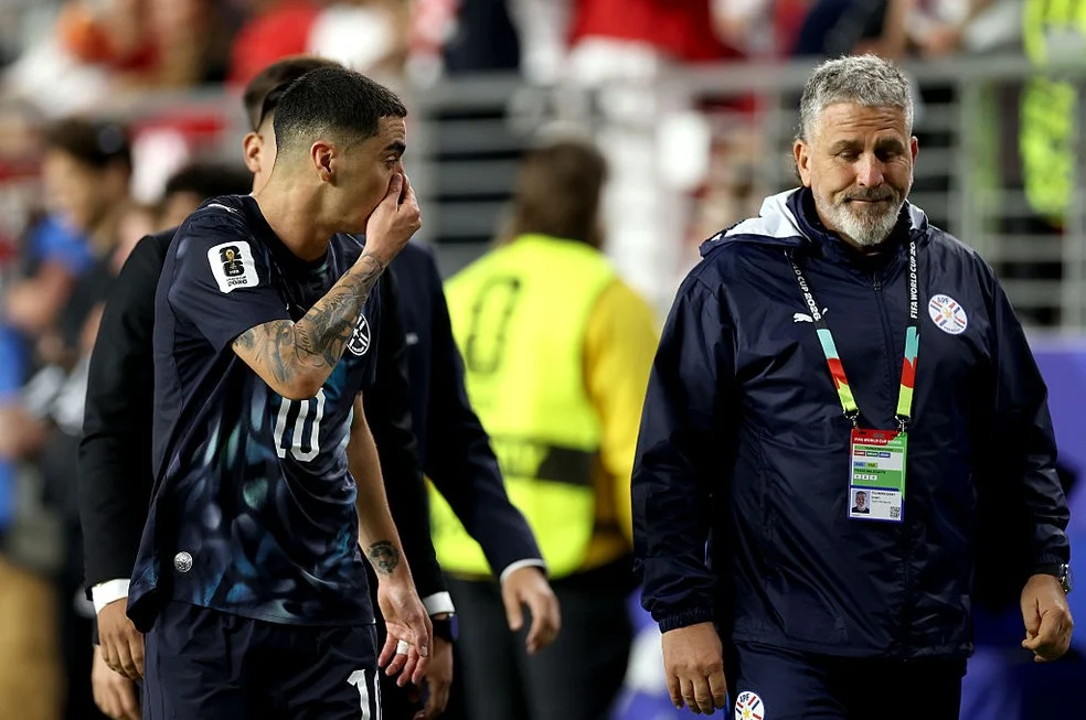 Miguel Almirón expulso pela Lei Vini Jr. durante Turquia x Paraguai