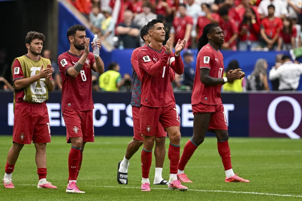Cristiano Ronaldo e elenco celebram em gesto de união interna
