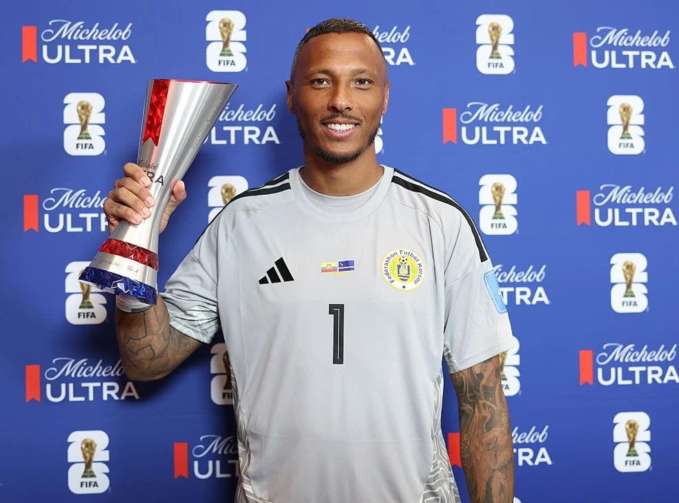 Eloy Room com o troféu após empate na segunda rodada