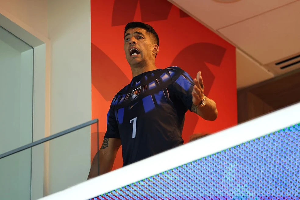 Luís Suárez observa o jogo — Suárez na Copa