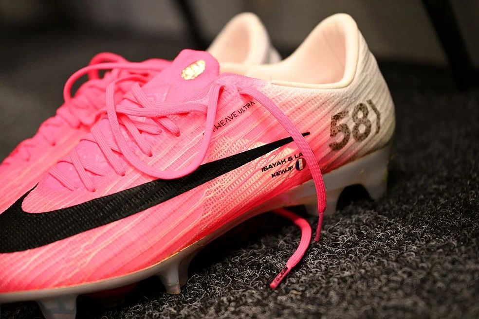 Detalhe das chuteiras de Mbappé com as inscrições KEWJF e a coroa