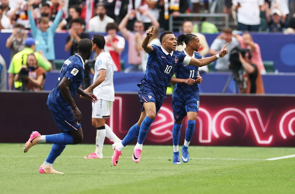 Mbappé comemora gol — França na Copa