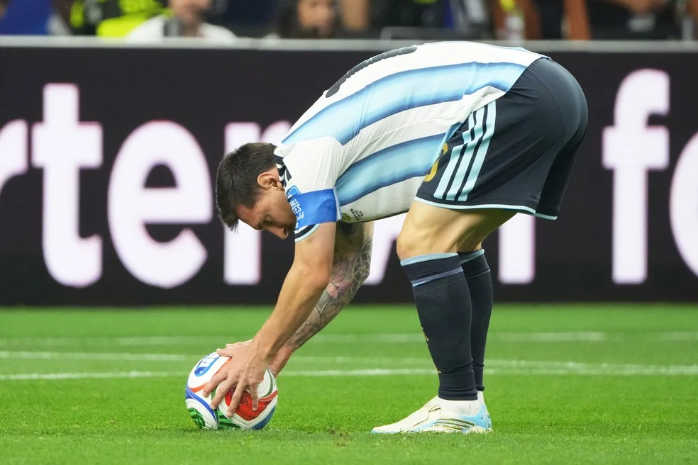 Lionel Messi cobrando pênalti — regra de pênaltis em debate