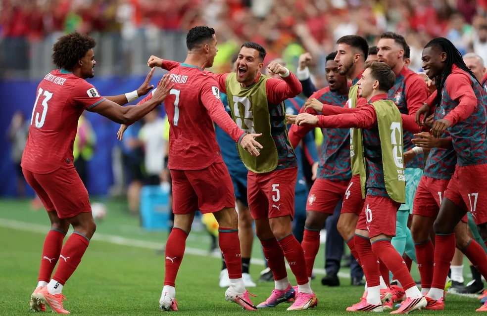 Foto de Cristiano Ronaldo Dalot comemorando gol