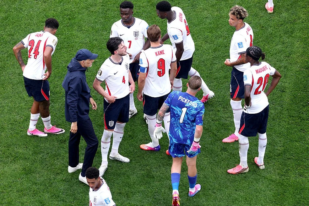 Jogadores da Inglaterra durante pausas para hidratação