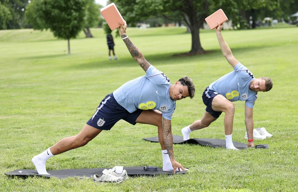 Jogadores da Inglaterra fazem ioga em parque