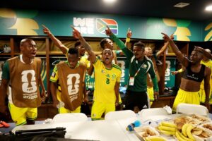 Jogadores da África do Sul comemoram vaga na 2ª fase da Copa no vestiário