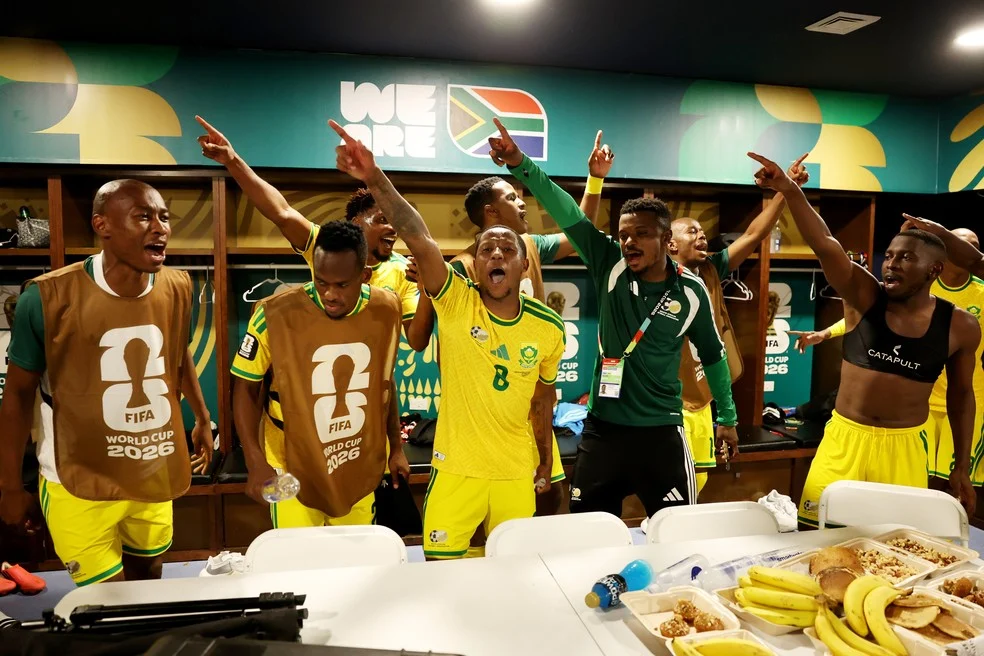 Jogadores da África do Sul comemoram vaga na 2ª fase da Copa no vestiário