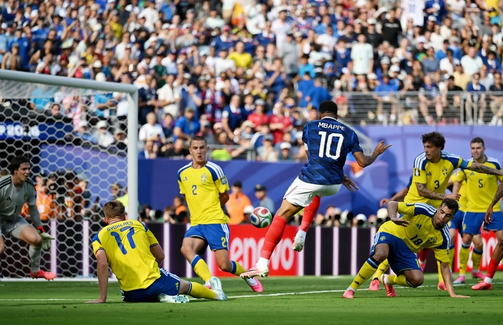 Mbappé comemora gol de Mbappé pela França contra a Suécia