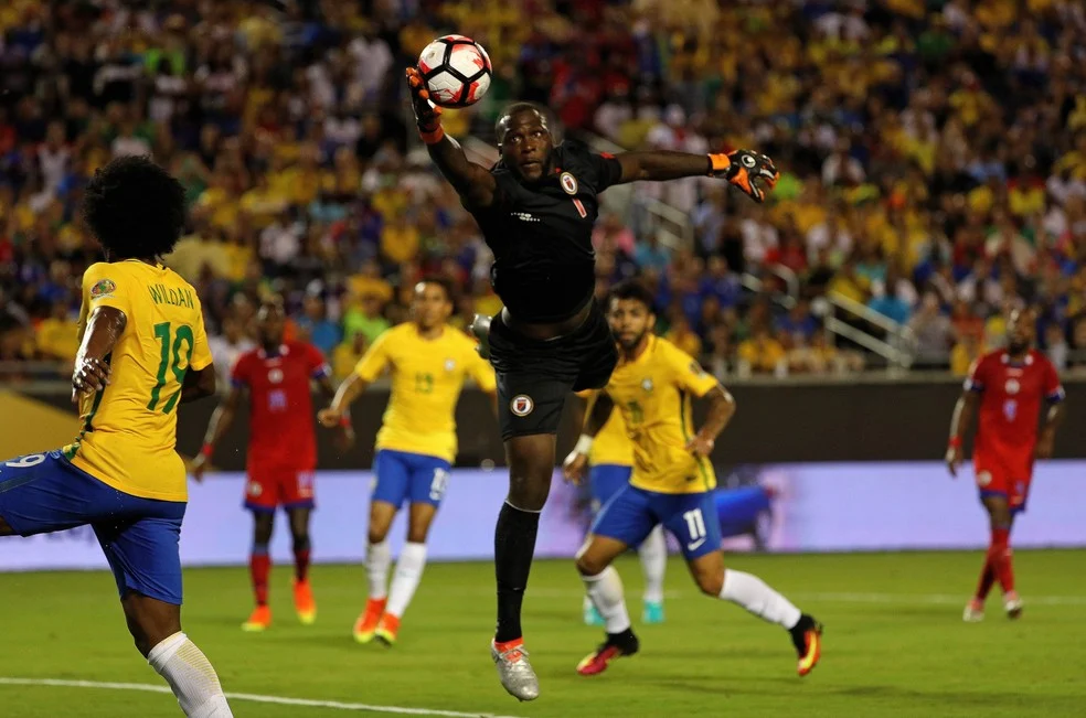 Johny Placide em defesa — Haiti na Copa