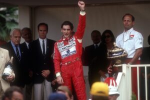 Ayrton Senna no pódio de Mônaco com os príncipes Rainier e Albert em 1992