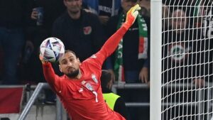 Gianluigi Donnarumma, goleiro da Itália, em ação durante jogo