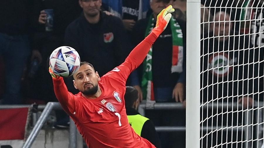 Gianluigi Donnarumma, goleiro da Itália, em ação durante jogo