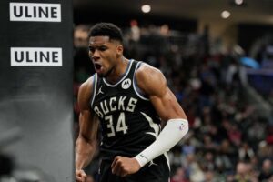 Giannis Antetokounmpo em ação contra os Bulls — Foto: Patrick McDermott/Getty Images