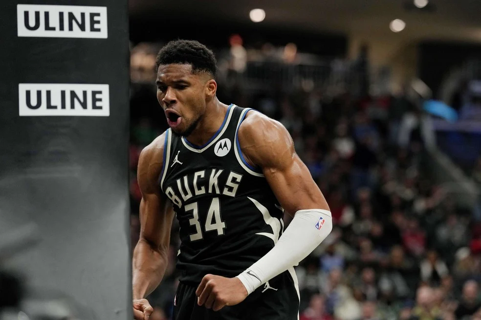 Giannis Antetokounmpo em ação contra os Bulls — Foto: Patrick McDermott/Getty Images