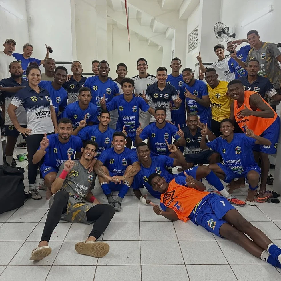 Elenco do Araioses comemorando vitória na Araioses Série B
