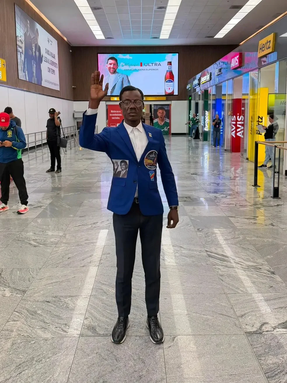 Lumumba Vea chegando ao México vestindo as cores da RD Congo