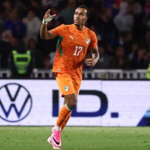 Guéla Doué celebrando gol da Costa do Marfim contra França em amistoso