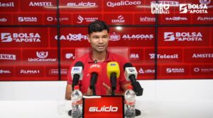 Gum durante coletiva sobre contratações do CRB