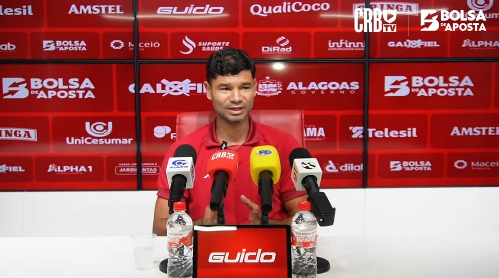 Gum durante coletiva sobre contratações do CRB